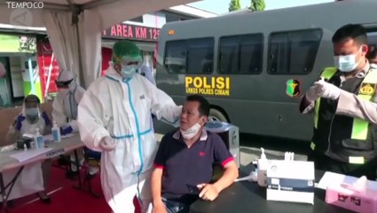 Pemudik Jalani Tes Usap Antigen di Tol Purbaleunyi