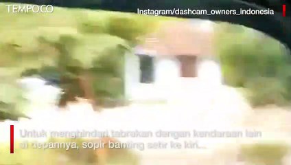 Detik-detik Truk Pertamina Bawa 16 Ribu Liter Solar Terguling di Madiun