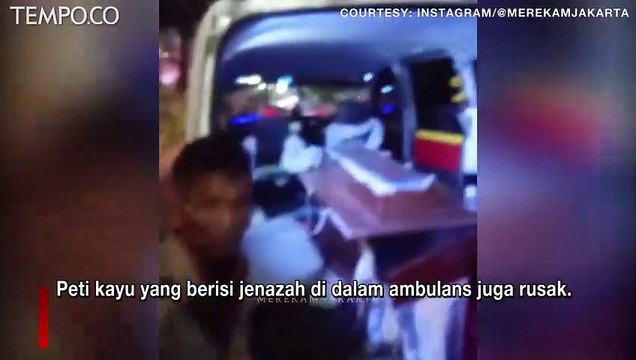 Viral, Ambulans Bawa Peti Jenazah Ditabrak Mobil Boks, Mayat Terlempar