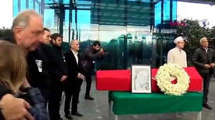 Hıncal Uluç  için gazete önünde tören