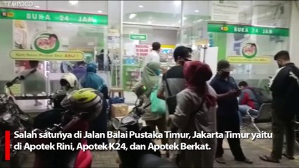 Antrean Warga Mencari Obat dan Vitamin di Sejumlah Apotek