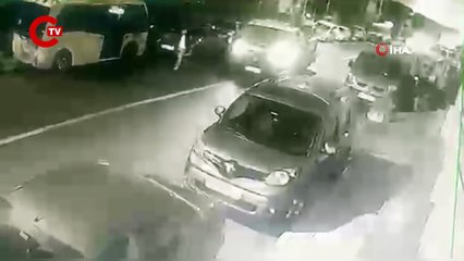 İstanbul’da film sahnesi gibi olay kamerada Ortalığı savaş alanına çevirip çekiciyle aracını kaçırdı