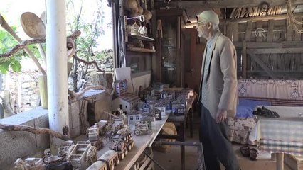 Oyuncak sevgisini evinin bahçesinde kurduğu atölyede yaşatıyor