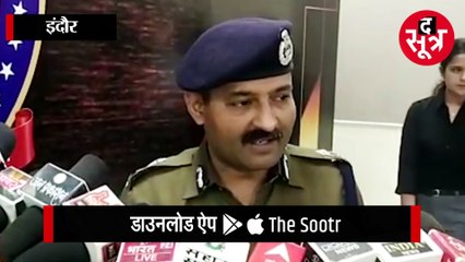 इंदौर में पब से बाहर निकलते ही सड़क पर गिरने लगीं लड़कियां, देखें वीडियो