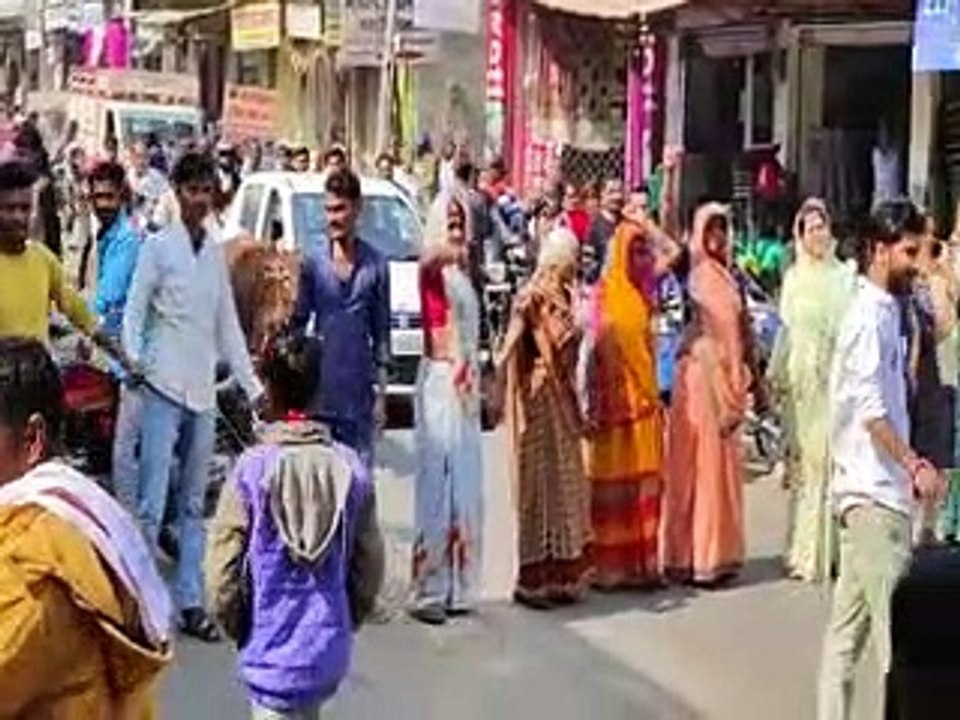 ऐसा क्या हुआ कि लोगों ने सड़क पर लगाया जाम, पुलिस ने खदेड़ा
