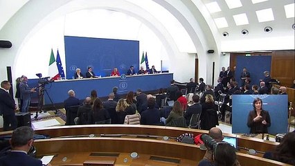 Manovra, Meloni ai giornalisti: "In altri casi voi non così coraggiosi" - Video