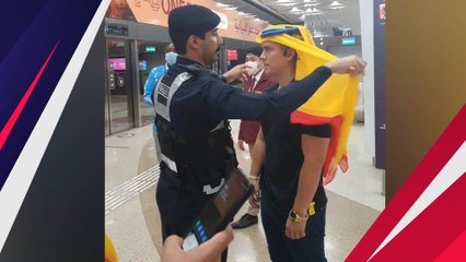 Hormat! Polisi Qatar Bantu Fans Ekuador Ini Kenakan Penutup Kepala Khas Arab