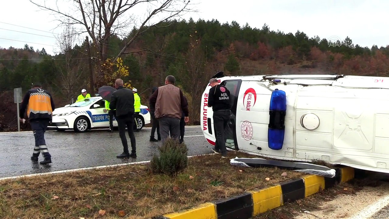 Kastamonu'da ambulans devrildi: 3 yaralı