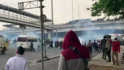 Simpatisan Rizieq Shihab Bentrok dengan Polisi di Cempaka Putih