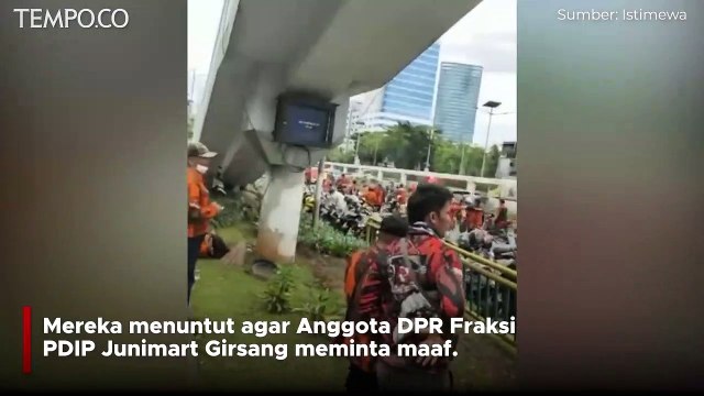 Pemuda Pancasila Demo di Gedung DPR, Naik-naik ke Pagar