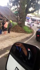 akses jalan utama cipanas ke ciajur terputus karena tertimbun longsor