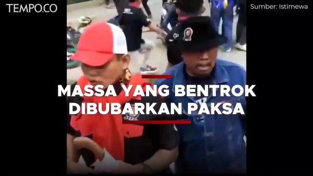 Bentrokan Ormas di Karawang Barat, Brimob Bubarkan Paksa Pakai Gas Air Mata