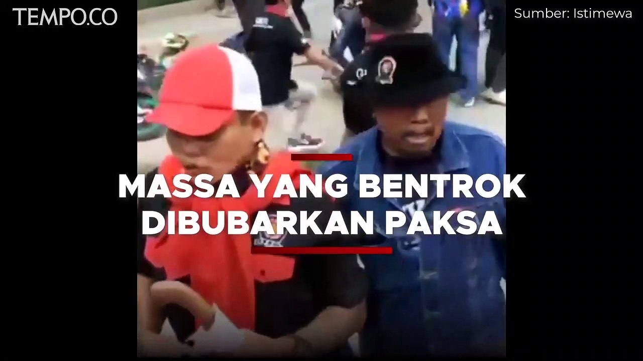 Bentrokan Ormas di Karawang Barat, Brimob Bubarkan Paksa Pakai Gas Air Mata