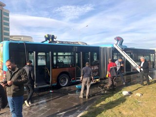 Polis memuru canını hiçe sayarak yanan otobüse böyle müdahale etti