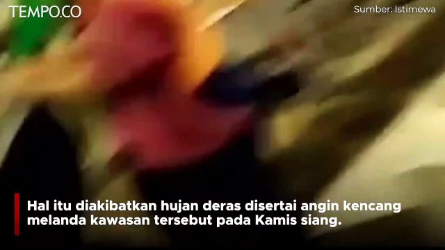 Diterpa Angin Kencang, Atap Mall Metropolis Tangerang Ambruk