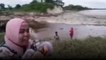 Viral Video Emak-emak Fokus Selamatkan Kamera Walau Dihantam Ombak Bono Riau
