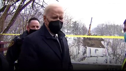 Presiden AS Biden Kunjungi Jembatan Pittsburgh yang Runtuh
