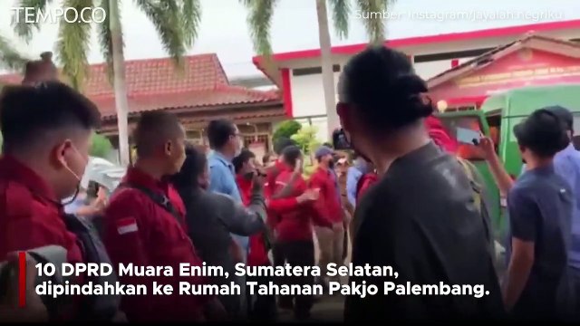 Rombongan Rompi Oranye Terdakwa Korupsi Proyek Muara Enim Tiba di LP Pakjo
