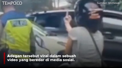 Viral Wanita Acungkan Jari Tengah ke Petugas Polantas