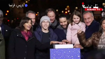 إضاءة زينة عيد الميلاد في جادة الشانزليزيه في باريس