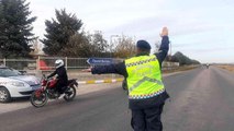 Jandarma ekipleri, motosiklet sürücülerine 'Reflektif' yelek dağıttı