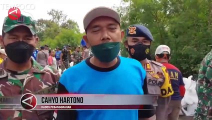 Warga dan Aparat Bangun Tanggul Penahan Banjir di Pekalongan