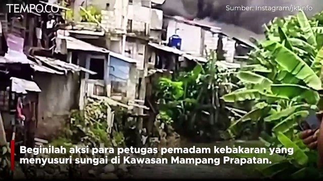 Aksi Petugas Damkar Susuri Sungai, Padamkan Api di Mampang Prapatan