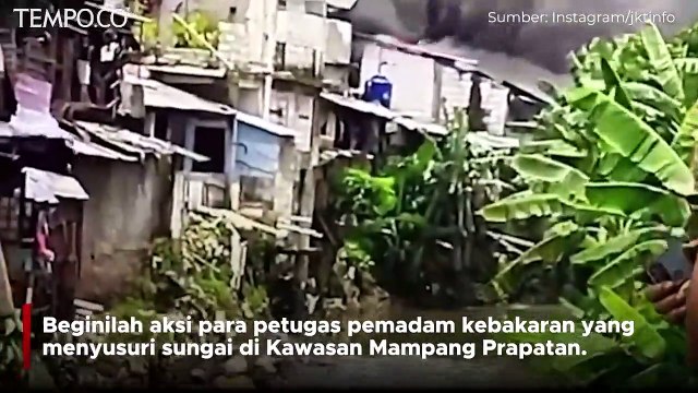 Aksi Petugas Damkar Susuri Sungai, Padamkan Api di Mampang Prapatan