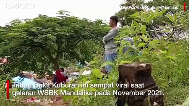 Tak Dapat Tiket MotoGP Mandalika, Warga Nonton Balapan dari Bukit Kuburan