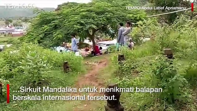 Tak Dapat Tiket MotoGP Mandalika, Warga Nonton Balapan dari Bukit Kuburan