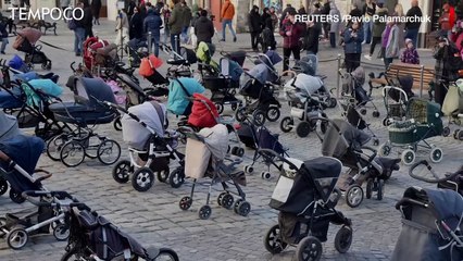 Kereta Bayi Kosong Dipajang di Ukraina Simbol Anak-Anak yang Tewas Saat Invasi