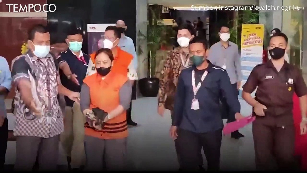 Eks Bupati Tabanan Tersangka, Pakai Rompi Oranye Menuju Tahanan Polda Metro Jaya