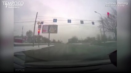 Seperti di Film-film, Mobil Ini Hindari Hujan Serangan Mortir di Kharkiv Ukraina