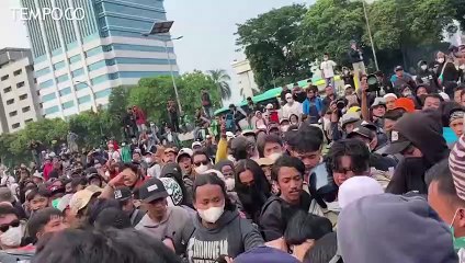 Ade Armando Dipukuli Massa di Depan Gedung DPR