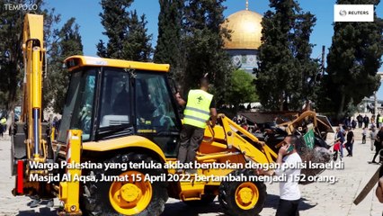 Usai Bentrokan, Warga Palestina Membersihkan Area Masjid Al-Aqsa