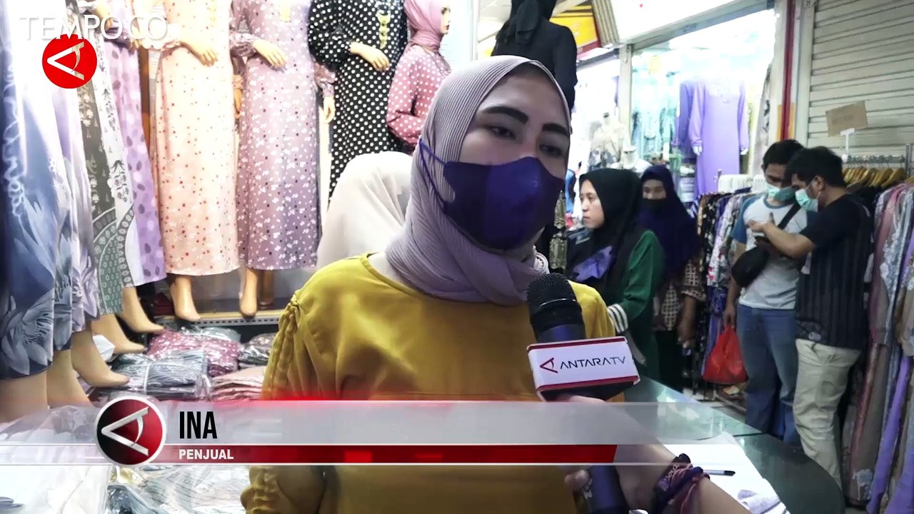 Pasar Tanah Abang Kembali Ramai Pengunjung Berburu Baju Lebaran