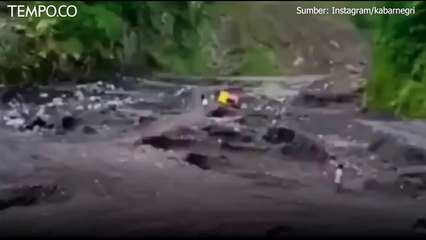 Banjir Lahar Dingin Gunung Merapi di Sungai Gendol, Sebuah Truk Terjebak