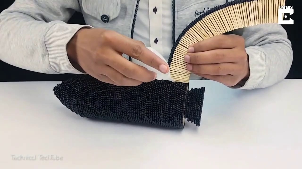 Il fabrique une fusée avec 1 million d'allumettes, le résultat est dingue