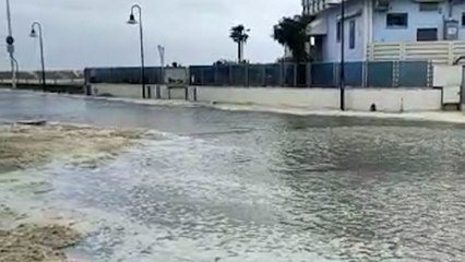 Mareggiata a Marina di Ravenna: la furia del mare entra in paese