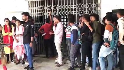 Wait for three hours, if the principal did not come, then the administrative building was locked
