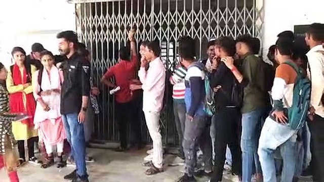 Wait for three hours, if the principal did not come, then the administrative building was locked