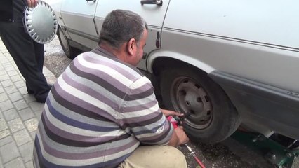 Osmaniye'de Kışlık Lastik Kiralayan Esnaf: "İkinci El Alamıyorlar. Kış Lastiklerini Kiraya Veriyoruz"