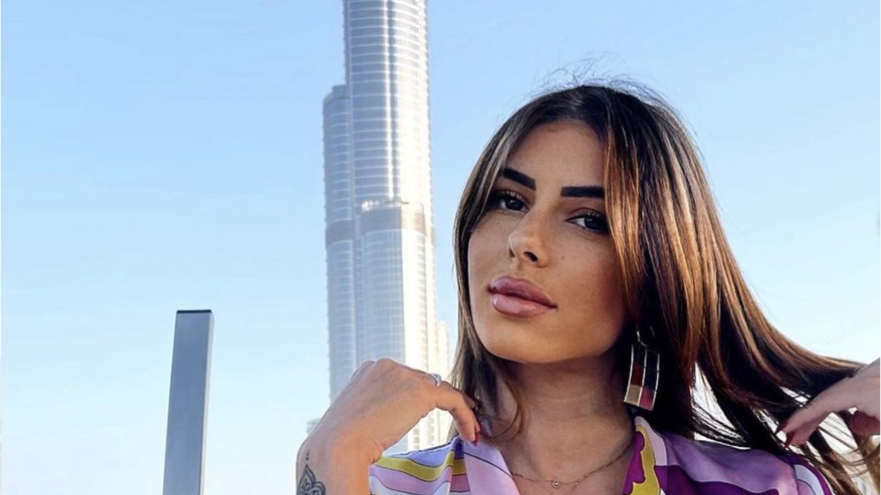 VOICI : Sarah Lopez enceinte : elle dévoile le sexe de son bébé (1)