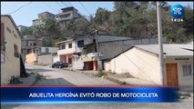 Abuelita herína lanza silla desde su balcón y evita robo de una moto en Esmeraldas