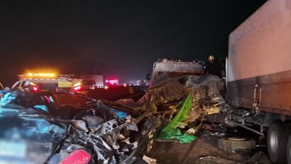 중부내륙고속도로에서 차량 4대 추돌...2명 병원 이송 / YTN