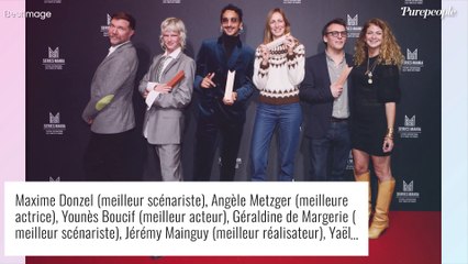 Elodie Frégé cavalière joyeuse et sexy dans une robe en cuir échancrée