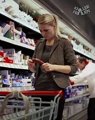 Kadın market te sucuklu oynadi