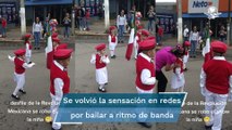 Al ritmo de “La boda del huitlacoche”, niña de la escolta baila en plena ceremonia