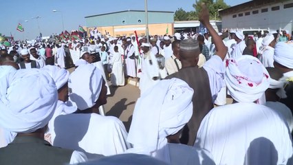 عثمان الميرغني يرفض النزول من طائرته قبل مغادرة نجله المطار