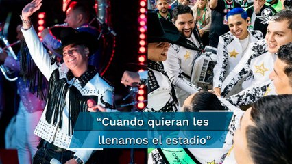 Eduin Caz, de Grupo Firme, responde a los abucheos durante el medio tiempo de la NFL
